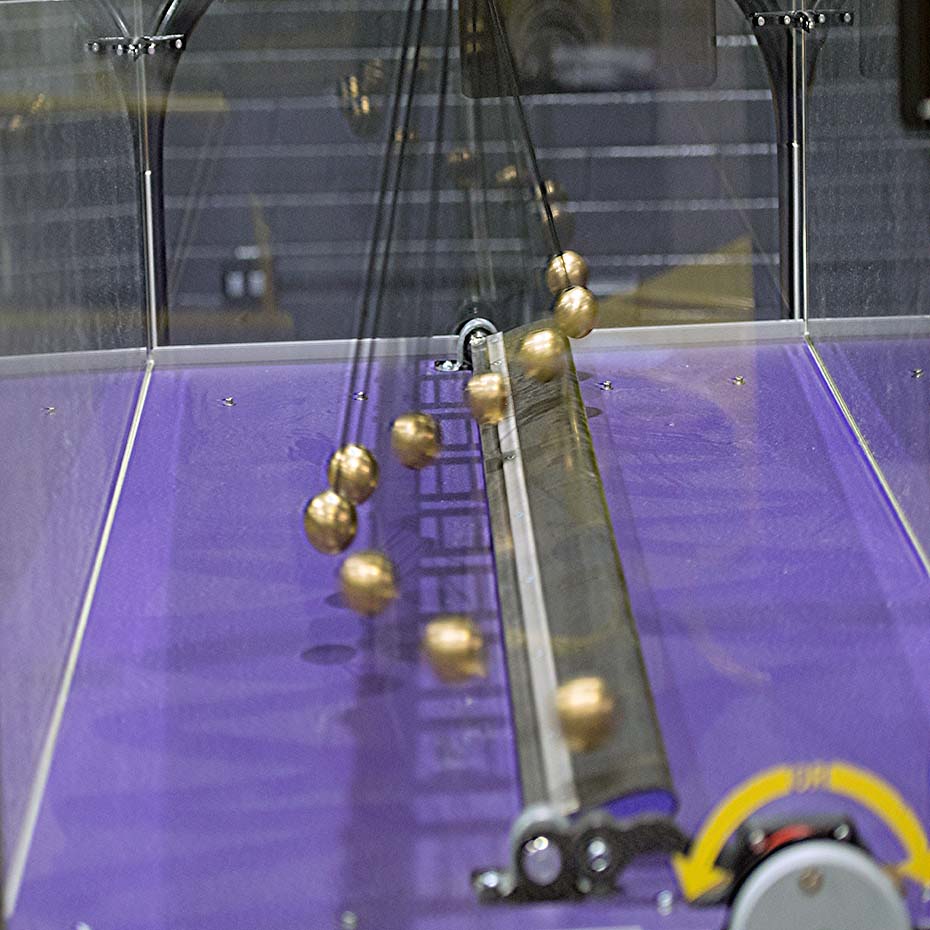 swinging balls pendulum
