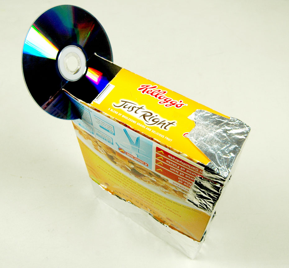 Can you do the splits? Well, you can now! With only a few household objects, it’s easy for you to split light. A cereal box with a CD inserted into the top left corner.