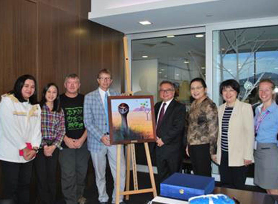 Presentation of an Enu exhibit to the Thai delegation