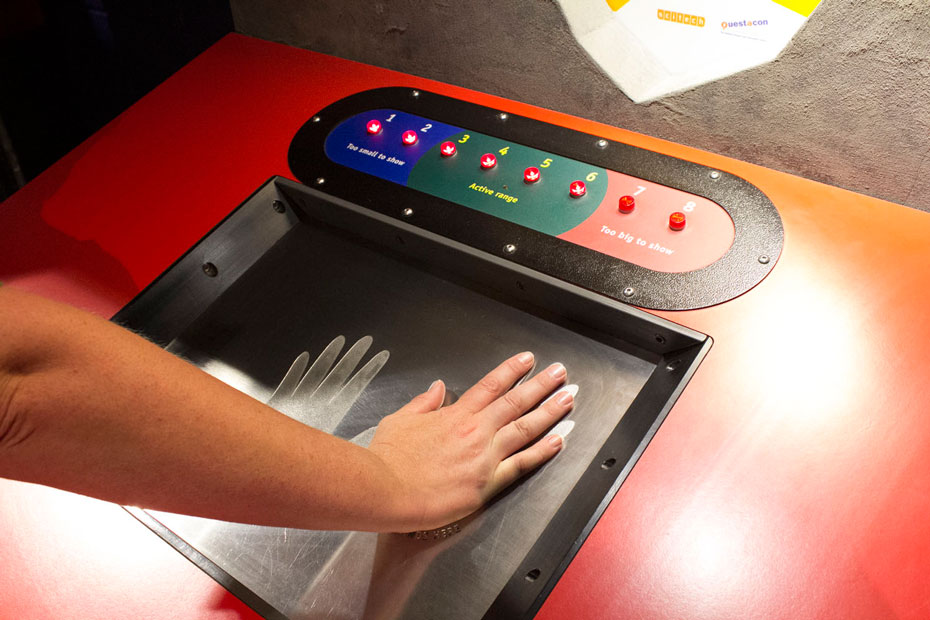 Select an earthquake magnitude on the Richter scale by turning the dial. Press the 'start' button and place your hands on the 'Richter Table'. Feel the earthquake! a display control board, with a screen where you place your hands on.