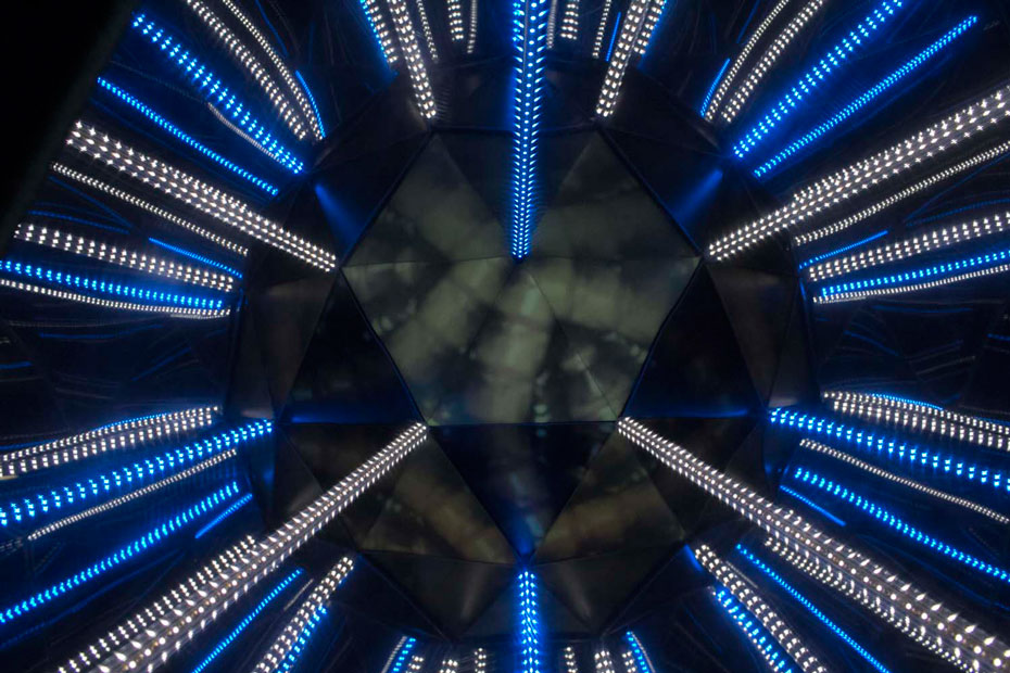 Peer into a tunnel of mirrors to see both an ‘infinity mirror’ effect, and a ‘Disgustoscope’ illusion of writhing flesh. blue and white lights running into the centre mirror area, where their are reflections of worms