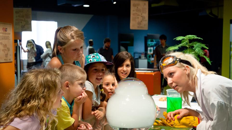 Children watching an experiment in QLab 